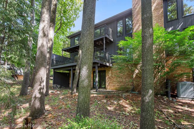 1935 Pine Ridge Lane, Bloomfield Charter Township, MI 48302