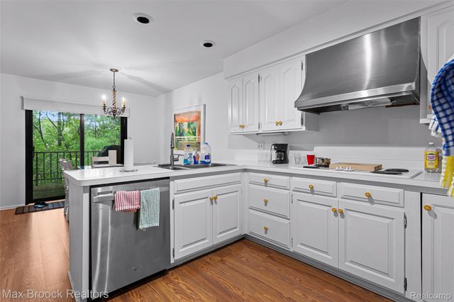 1935 Pine Ridge Lane, Bloomfield Charter Township, MI 48302