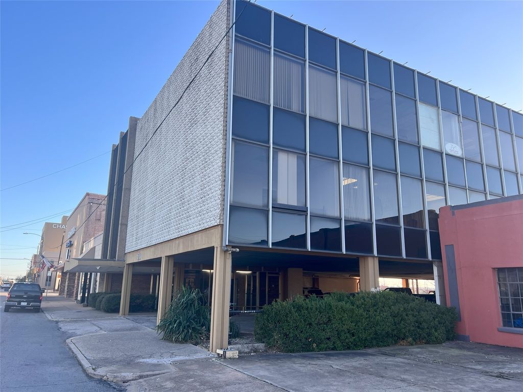 320 N Travis Street, Sherman, TX 75090