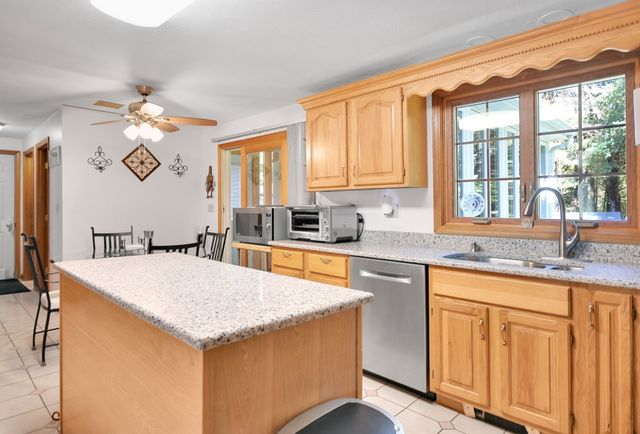 3 Natalie Cir, Franklin, MA 02038