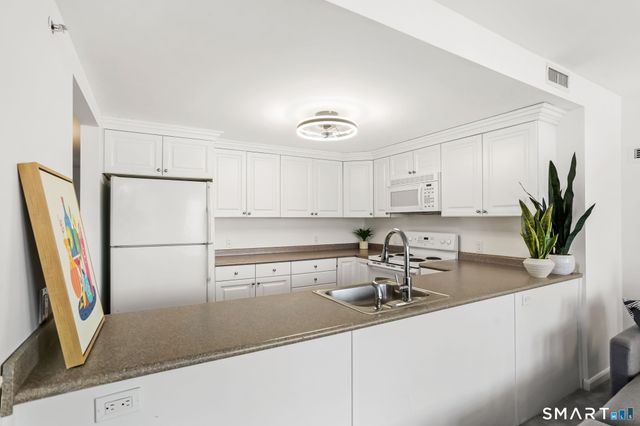 3250 Fairfield Avenue APT 302, Bridgeport, CT 06605