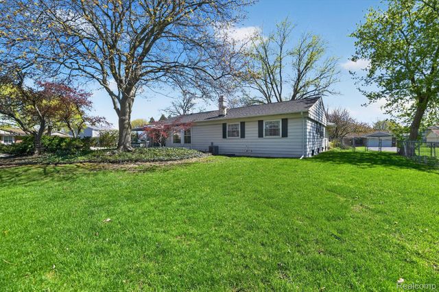 22797 Shadowpine Way, Novi, MI 48375