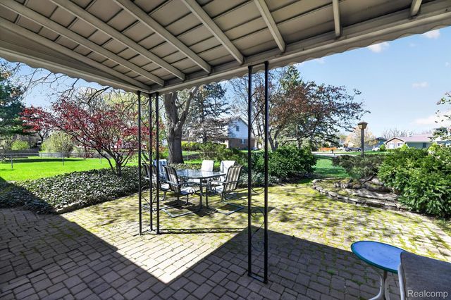 22797 Shadowpine Way, Novi, MI 48375