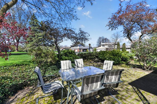 22797 Shadowpine Way, Novi, MI 48375