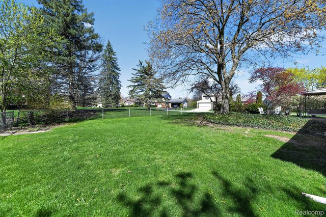 22797 Shadowpine Way, Novi, MI 48375