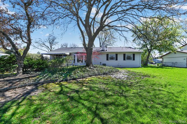 22797 Shadowpine Way, Novi, MI 48375