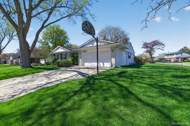 22797 Shadowpine Way, Novi, MI 48375