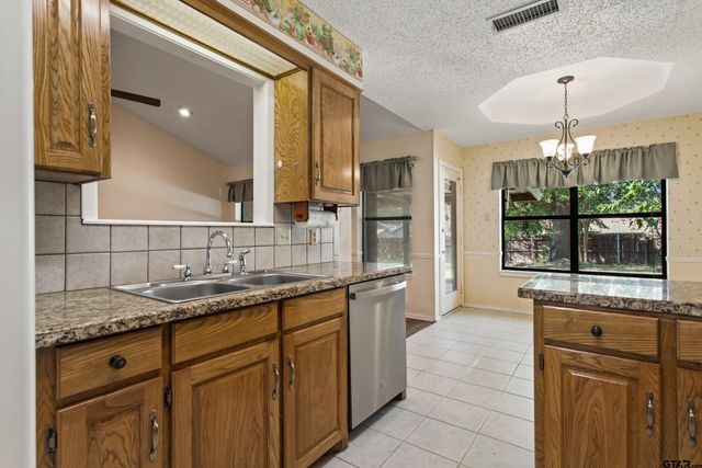 110 Wendy Dr, Whitehouse, TX 75791
