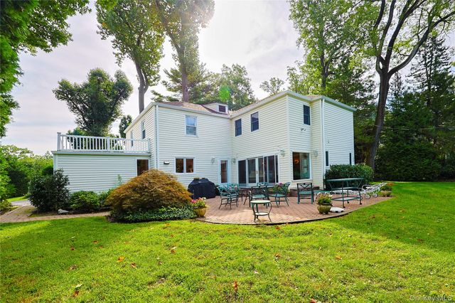30 Old Field Lane, Great Neck, NY 11020