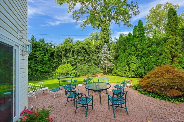 30 Old Field Lane, Great Neck, NY 11020