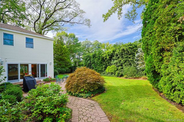 30 Old Field Lane, Great Neck, NY 11020