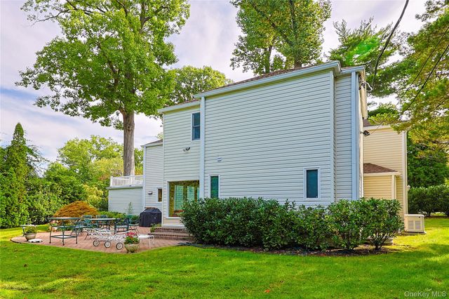 30 Old Field Lane, Great Neck, NY 11020