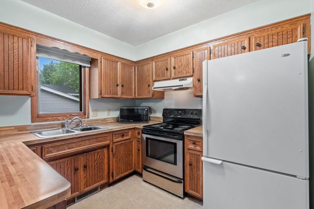 1964 Timber Wolf Trail N, Eagan, MN 55122