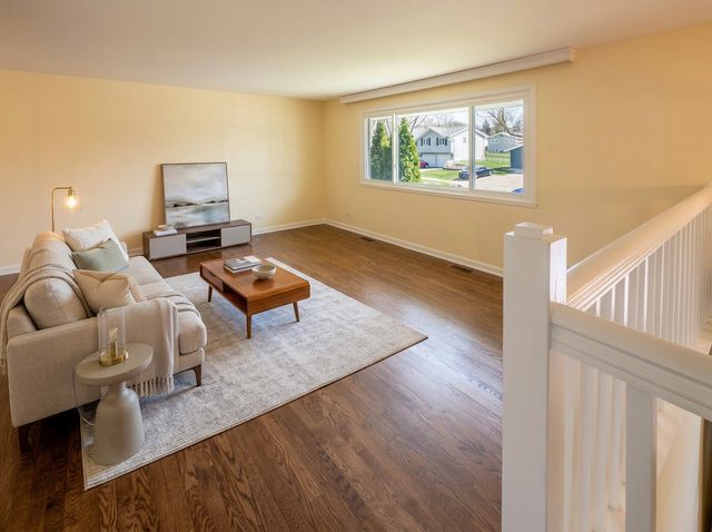 630 Clover Lane, Schaumburg, IL 60193