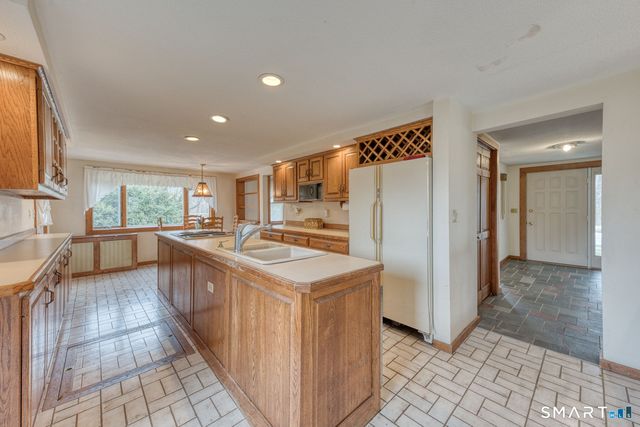 879 Neipsic Road, Glastonbury, CT 06033