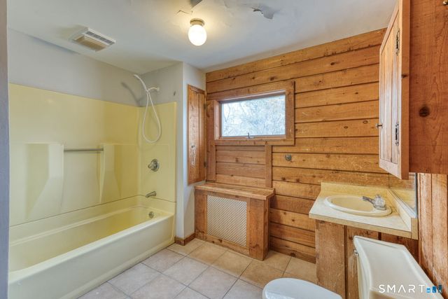 879 Neipsic Road, Glastonbury, CT 06033