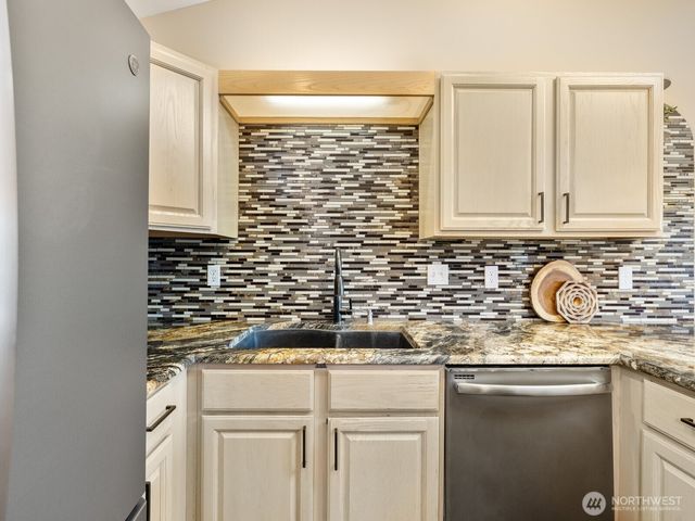 1 Lakewood Oaks Drive SW, Lakewood, WA 98499