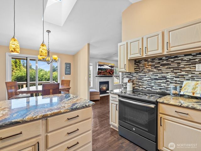 1 Lakewood Oaks Drive SW, Lakewood, WA 98499