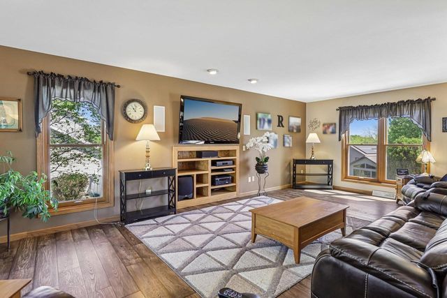 422 Oakwood Drive, Oregon, WI 53575