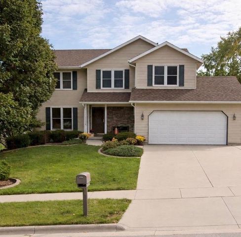 422 Oakwood Drive, Oregon, WI 53575