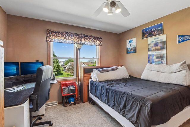 422 Oakwood Drive, Oregon, WI 53575