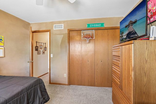 422 Oakwood Drive, Oregon, WI 53575