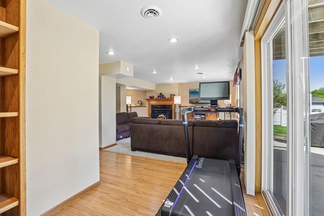 422 Oakwood Drive, Oregon, WI 53575