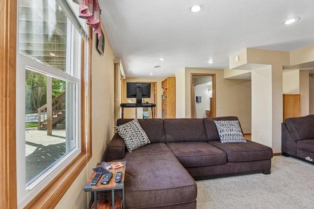 422 Oakwood Drive, Oregon, WI 53575