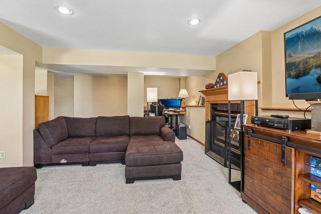 422 Oakwood Drive, Oregon, WI 53575