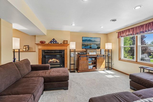 422 Oakwood Drive, Oregon, WI 53575