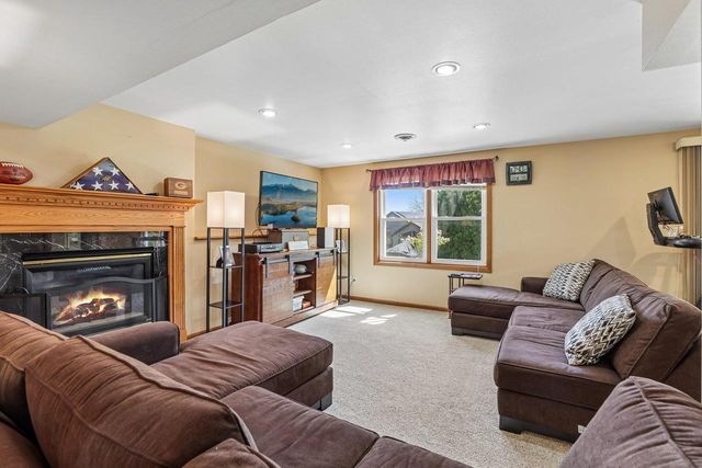 422 Oakwood Drive, Oregon, WI 53575