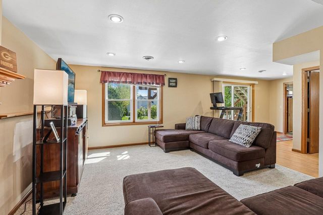 422 Oakwood Drive, Oregon, WI 53575
