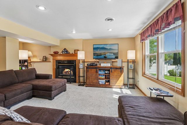 422 Oakwood Drive, Oregon, WI 53575