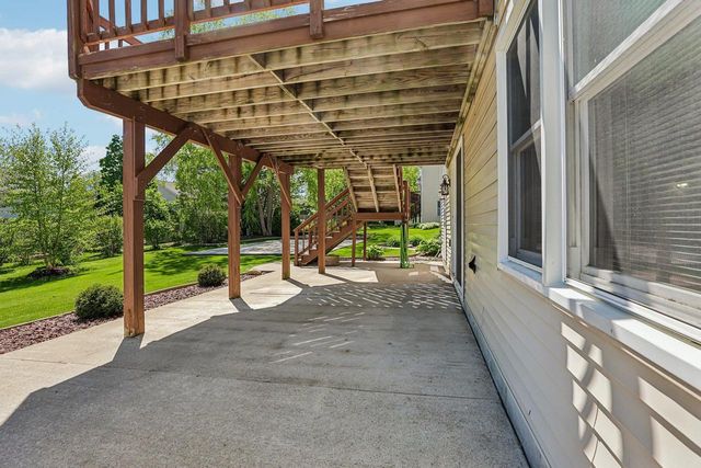 422 Oakwood Drive, Oregon, WI 53575