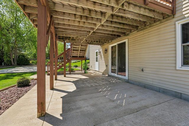 422 Oakwood Drive, Oregon, WI 53575