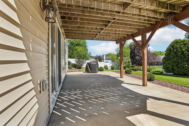 422 Oakwood Drive, Oregon, WI 53575
