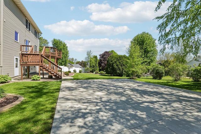 422 Oakwood Drive, Oregon, WI 53575