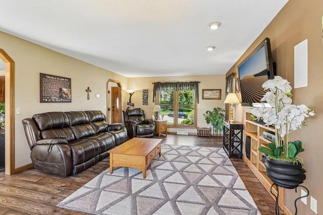 422 Oakwood Drive, Oregon, WI 53575