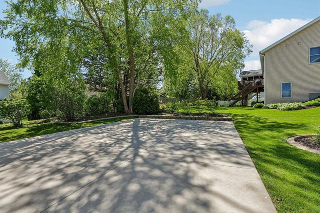 422 Oakwood Drive, Oregon, WI 53575