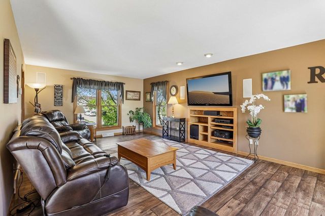 422 Oakwood Drive, Oregon, WI 53575