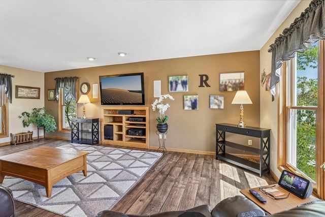 422 Oakwood Drive, Oregon, WI 53575