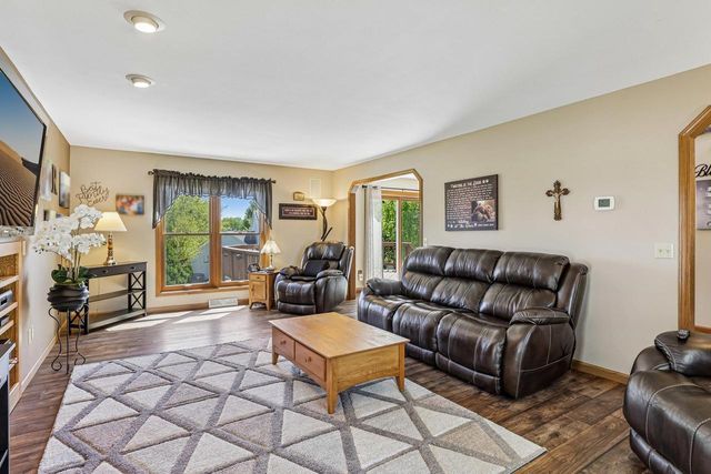 422 Oakwood Drive, Oregon, WI 53575