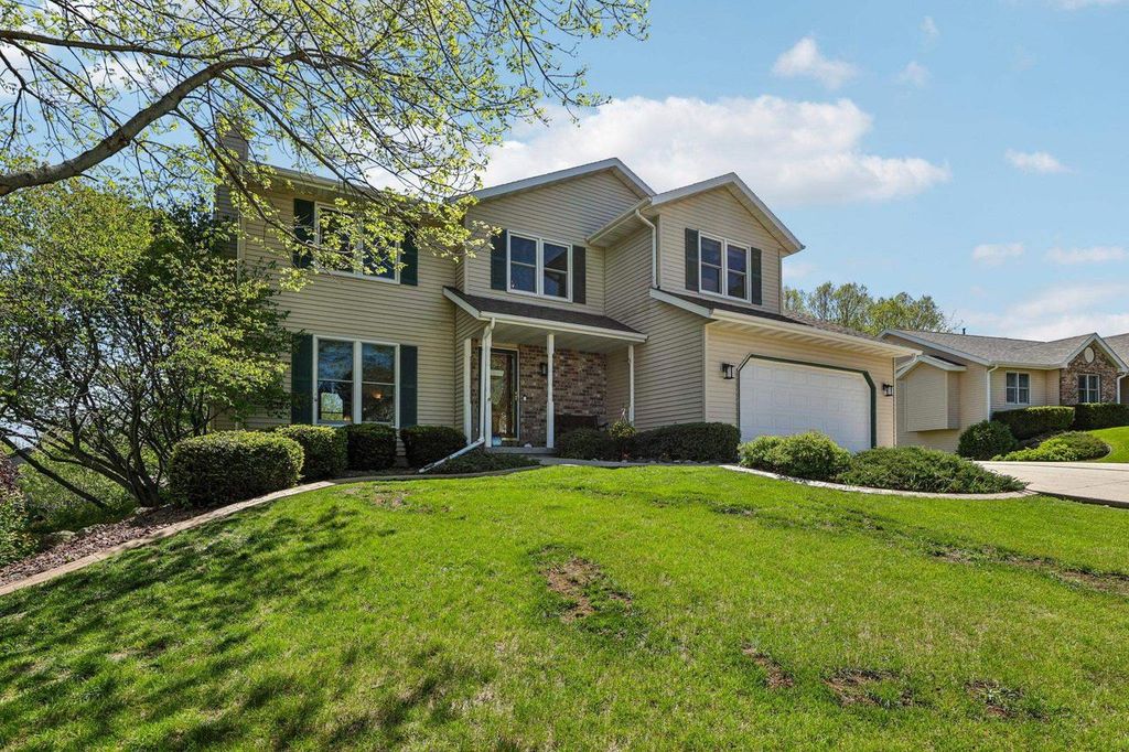 422 Oakwood Drive, Oregon, WI 53575