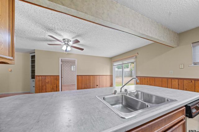 2001 Adair St, Jacksonville, TX 75766