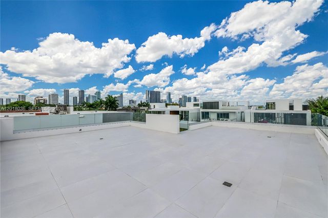 1092 N Venetian Dr, Miami, FL 33139