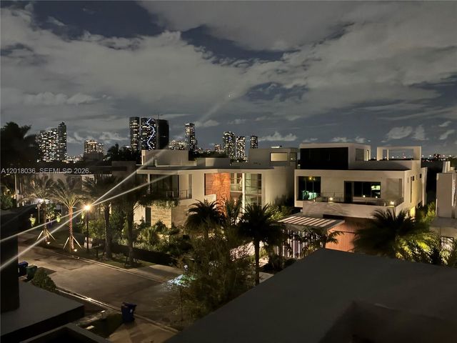 1092 N Venetian Dr, Miami, FL 33139