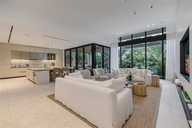 1092 N Venetian Dr, Miami, FL 33139