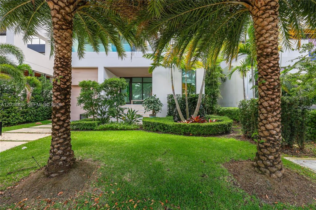 Image 1 of property listing at 1092 N Venetian Dr, Miami, FL 33139