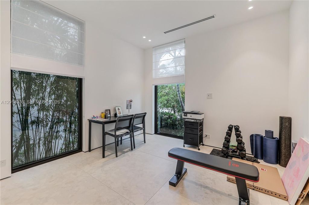 Image 10 of property listing at 1092 N Venetian Dr, Miami, FL 33139