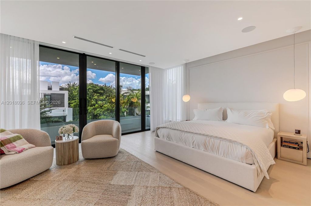 Image 12 of property listing at 1092 N Venetian Dr, Miami, FL 33139